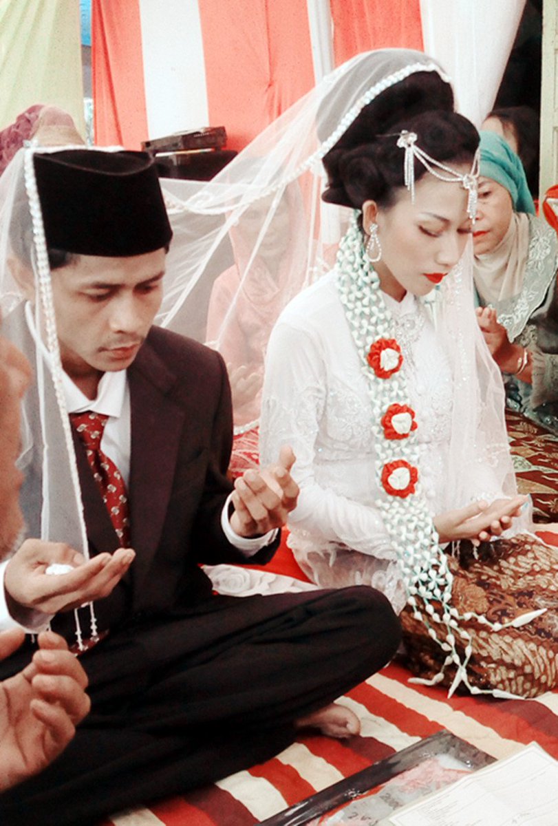 chaiianq_ndaa's tweet photo. happy wedding safaat dan amel #18NOV16 ☹️🙂😭😇💑🤰😊😍 https://t.co/FN0cCkj99N