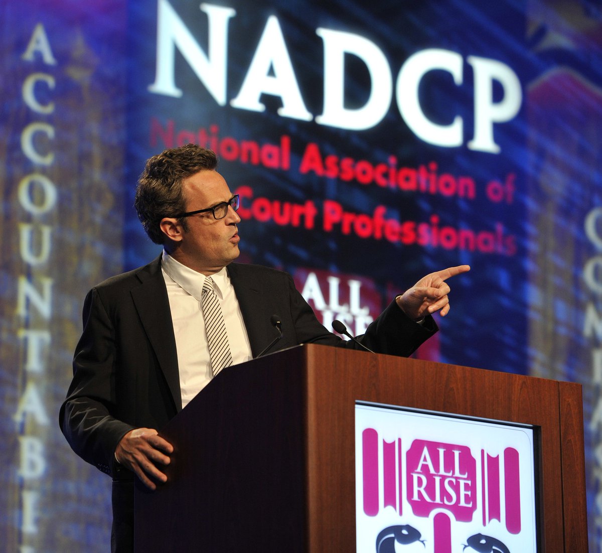 MLPerry_fan's tweet photo. Matthew Perry 16 years of sobriety 😍👏
American Ambassador for Drug Courts 👏
#matthewperry #drugcourts #recovery #addiction #King https://t.co/fptyEGMA2u