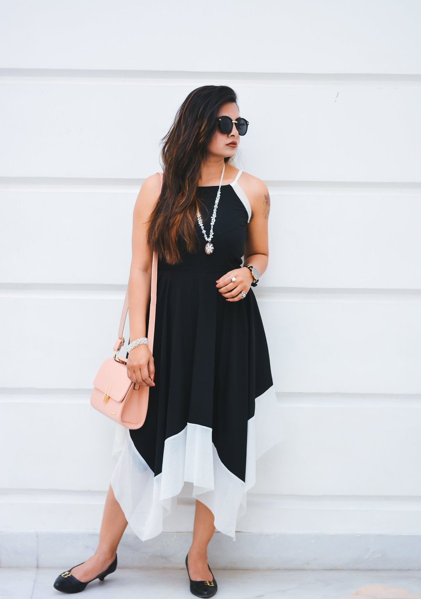 shivalioswal's tweet photo. Playing with monochrome today with @RovingMode and sling from @myntra @davidjones
#BloggerDay #Blog #delhi #blogger #classifiedbird https://t.co/RkYtkJuqpi
