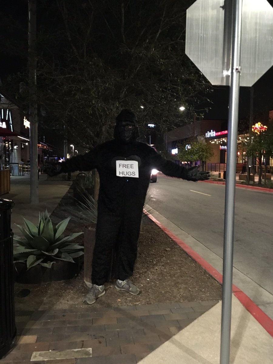 RingThatBeall's tweet photo. Time for free hugs! #RingThatGrodd https://t.co/jjz0UATAwX