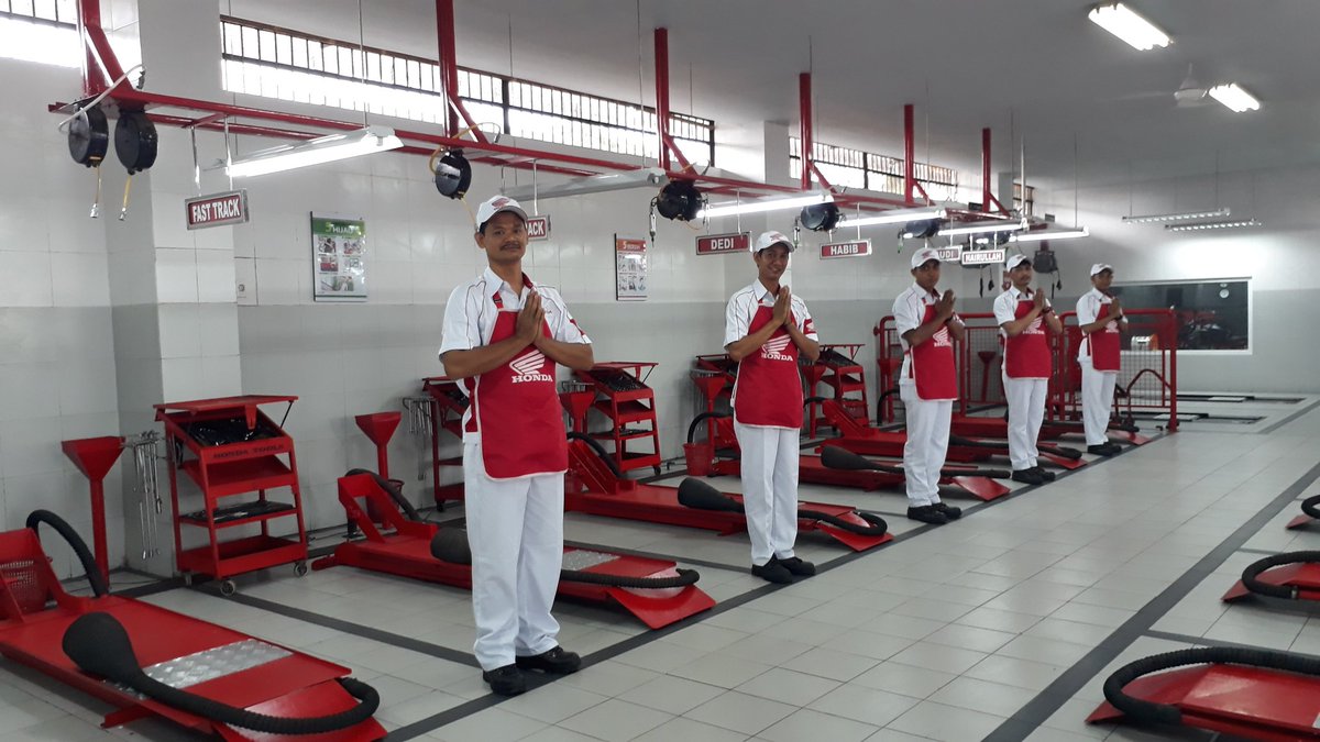 indakohonda's tweet photo. Selain itu brosis juga bisa tau nama mekanik yang mengerjakan motor brosis, keren !!! https://t.co/t9zTrp3rlF