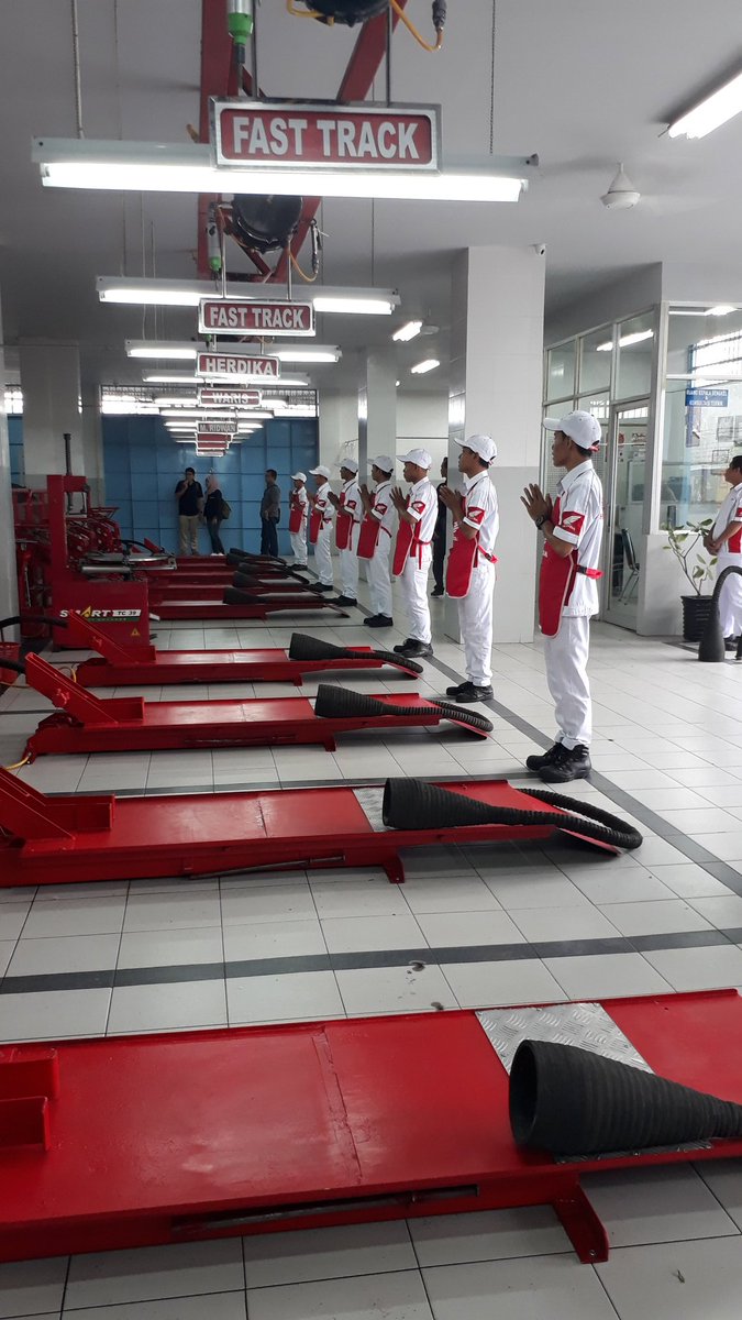 indakohonda's tweet photo. Selain itu brosis juga bisa tau nama mekanik yang mengerjakan motor brosis, keren !!! https://t.co/t9zTrp3rlF