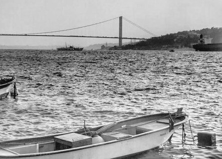 Neyi feda edersen, 
O sana ihsan edilir.
Neye kıyamazsan, 
Onunla da sınanırsın...