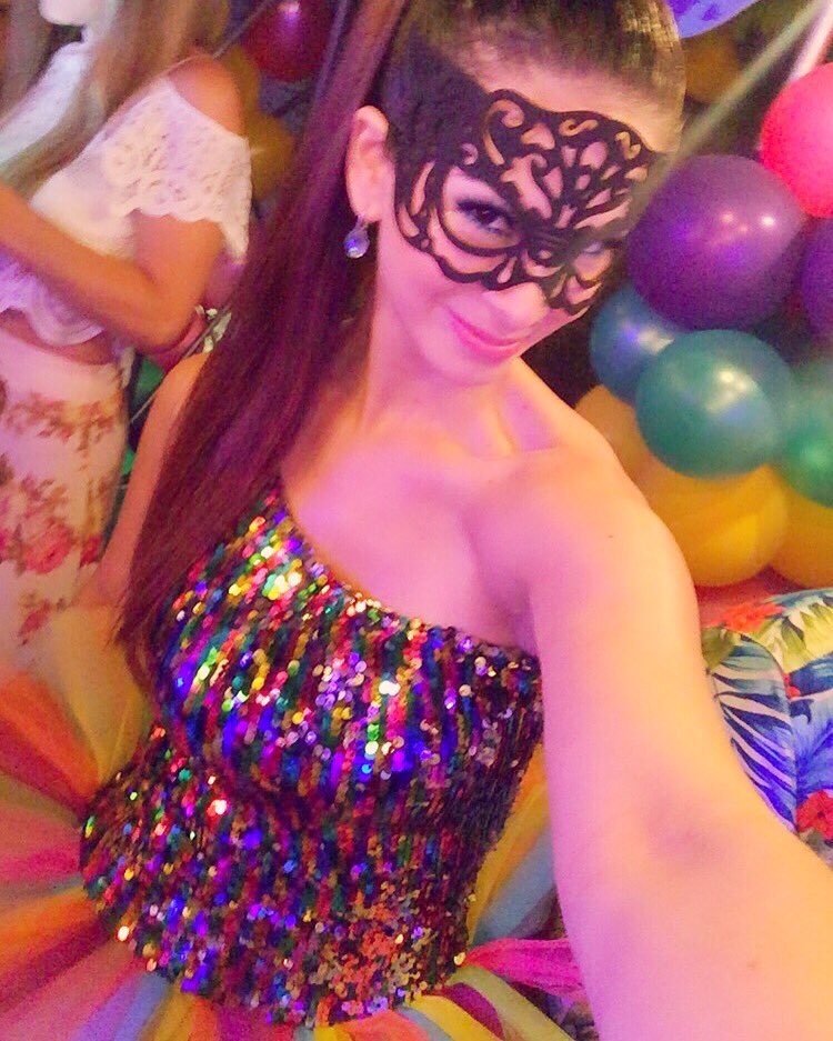 SullySaenzPeru's tweet photo. Noche de carnaval!!!!! 😃🎉🎉🎉🎉 https://t.co/nz3fDcqE80