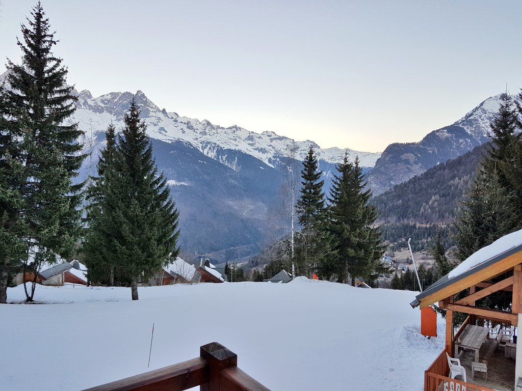 charlesallen15's tweet photo. Morning ! It's ski time !!! 🌄🙌❄⛷😀 @alpedhuez #chaletview #alpedhuez2017 #skilikeawizard https://t.co/QDU6Vthz4z