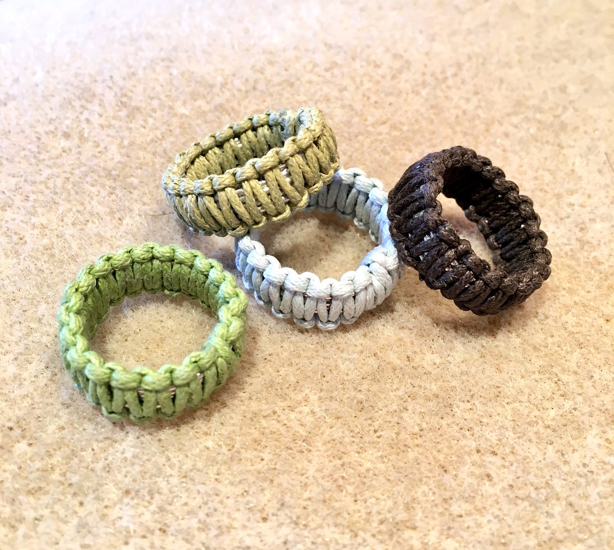 Jubee ふぅるる 時々hand در توییتر マクラメ 平編みリング作りました 自分用に スモーキーカラーの紐を使ってざっくり素朴な普段着としてのリングが欲しくなって作ったところ なかなかかわいいのでお店にも並べることにしました ご来店の方でご希望ありましたら