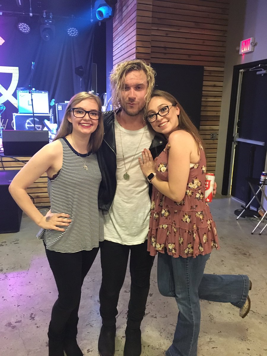 sm_munchkin's tweet photo. I love life altering concerts @MichelleSent @DREAMERSjoinus @wethegriswolds https://t.co/jF5wCMPReQ
