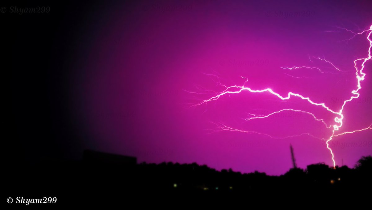 shyam299's tweet photo. My Brilliant Moment is when I captured this spectacular Lightning ⚡ which was my First Lightning Ever Captured #HTCOneMax #BrilliantU https://t.co/1nLqcqcLX1