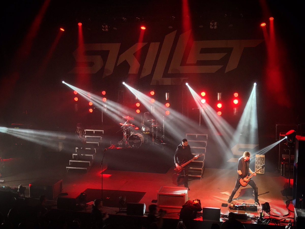 BleuelImages's tweet photo. I will always admire the stage presence &amp; humility of @johnlcooper. @skilletmusic put on an amazing show, that left you inspired. #Skillet https://t.co/2lfZakH8ht