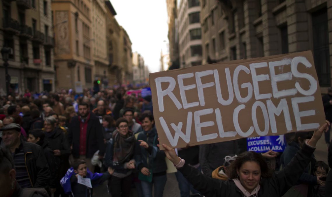 valigiablu's tweet photo. Barcellona scende in piazza: “Vogliamo i rifugiati”. La più grande manifestazione d’Europa a favore dell’accoglienza https://t.co/WBhFEmqdlq https://t.co/uqX31D8vNT