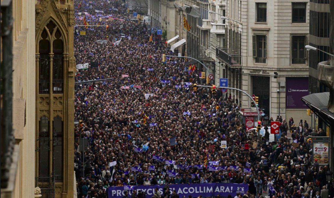 valigiablu's tweet photo. Barcellona scende in piazza: “Vogliamo i rifugiati”. La più grande manifestazione d’Europa a favore dell’accoglienza https://t.co/WBhFEmqdlq https://t.co/uqX31D8vNT
