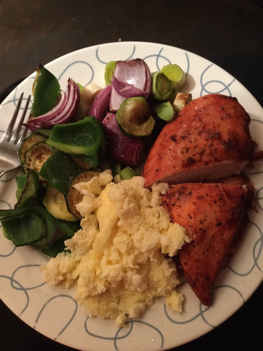 LauraBultitude's tweet photo. Last nights sp dinner chicken, scrambled egg n roasted veg

#slimmingworld #spday #dinner https://t.co/qHe9jG61jU
