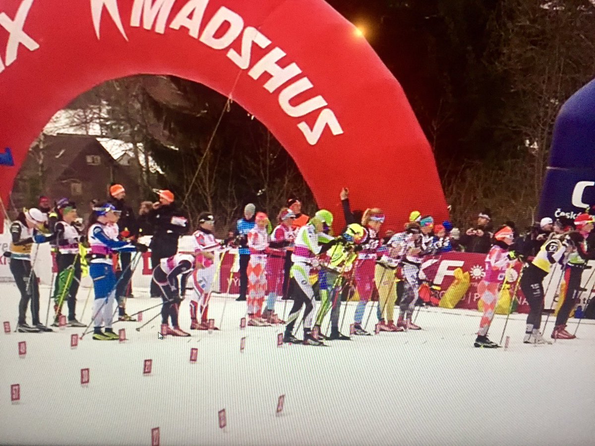 SpekulaST's tweet photo. #Jizerska Padesatkan naiset paukusta matkaan. Mukana @HeliHeiskanen ja Terhi Pollari. Heli ilman pitoja säntäsi heti kärkeen. #hiihto https://t.co/5VptzuEwPq