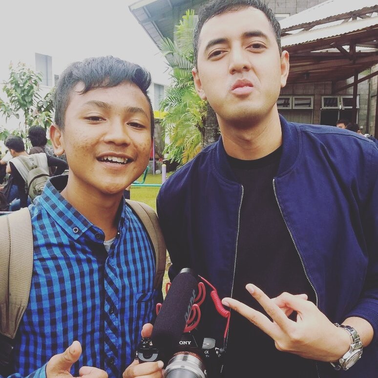 Sebelas dua belas mirip bgt sama kemal warna kemeja nya