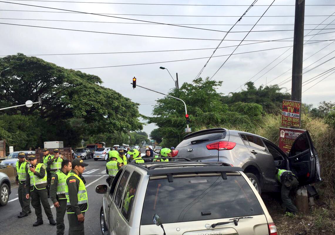 MovilidadCali's tweet image. #AEstaHora se presenta accidente de tránsito en la vía Jamundí Cali. Cll 25 Cr 125, nuestros agentes atienden el caso
