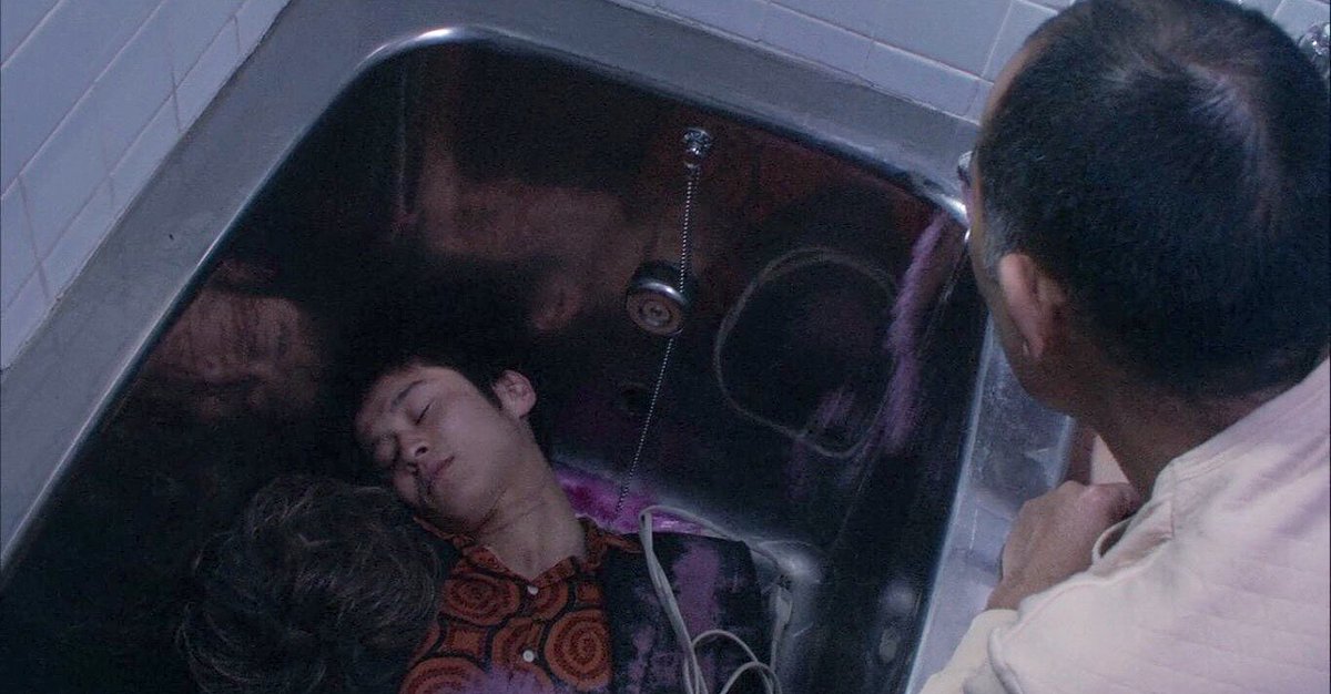 キマり たぶん 本作は洋画のような やりすぎともとれるハッキリとしたグロさ と 邦画特有の 捻りを加えすぎてモヤる展開 が融合したことによって強めのゲテモノ映画が生まれたのではないかと ぶっちゃけ こんな血みどろの描写よりもグレた思春期娘の