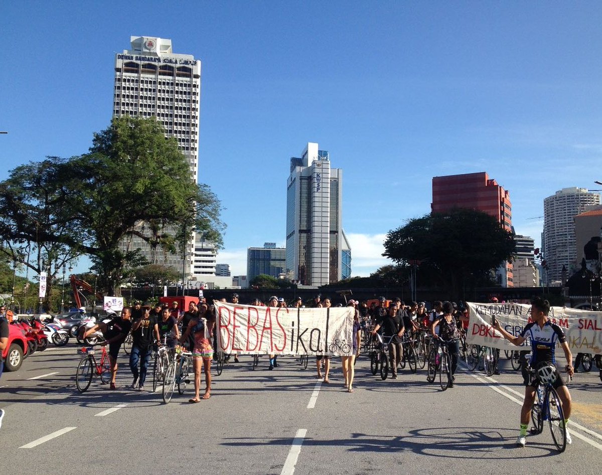 lawyers4liberty's tweet photo. Inilah demo hak berbasikal hari ini. Adakah wajar ditangkap? Penguatkuasaan DBKL cukup double standard & selektif. https://t.co/iQE9t0Ah7J