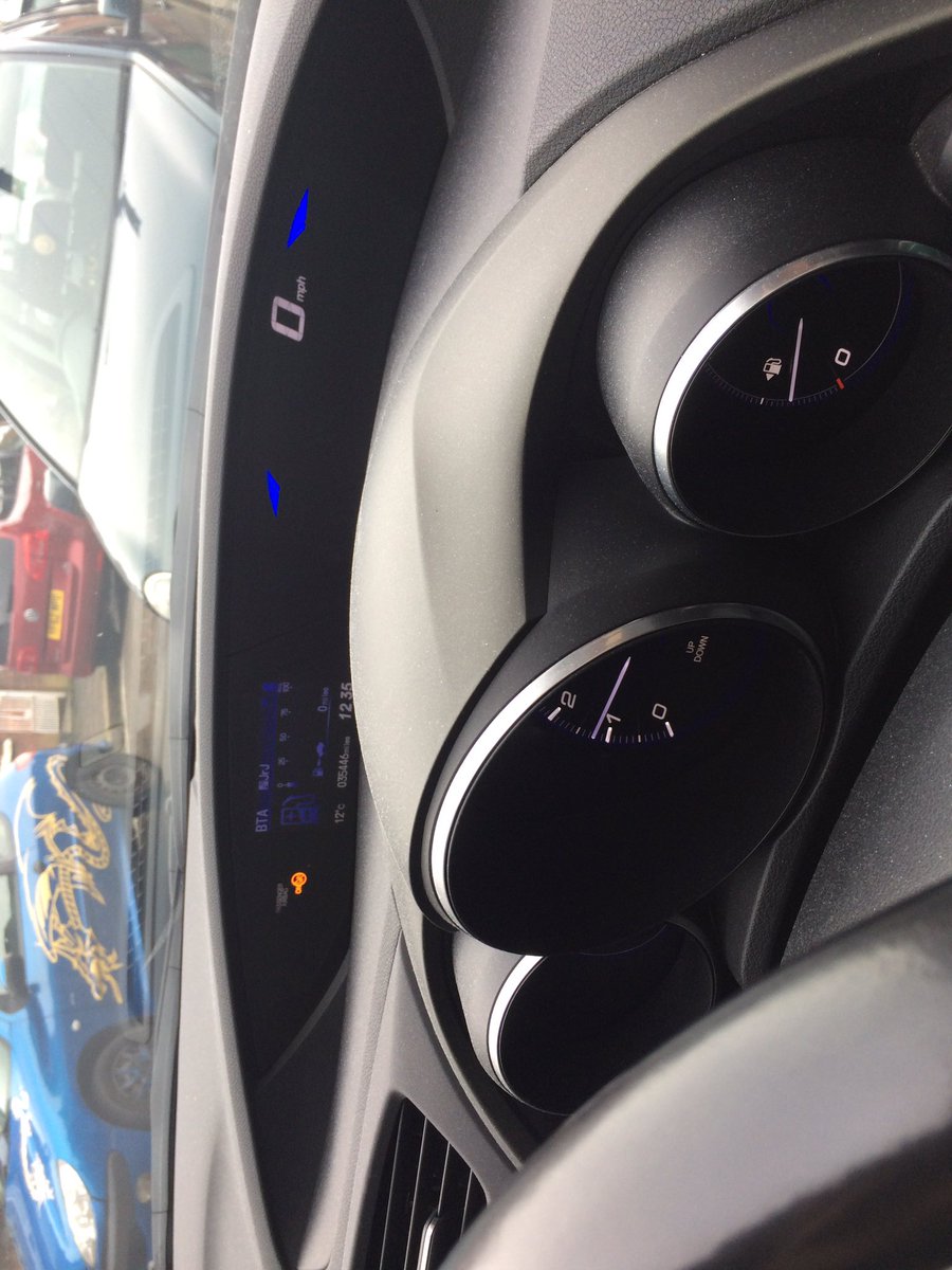 JuniorJohnsonNI's tweet photo. @Honda_UK any advice how to get the fuel gauge to marry up with the 'miles left' ive near a half tank and 0 miles left. 3yo civic. Thanks. https://t.co/oS1k0LIcG9