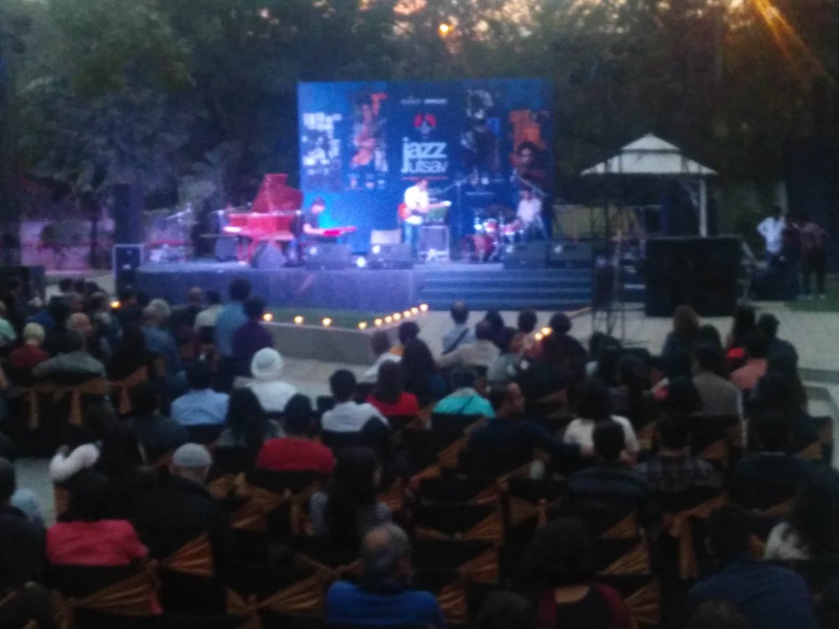 AmitMishra1207's tweet photo. उर्दू से जैज़ तक #sundayblues #onegoldenmile #jazzutsav https://t.co/bi9hwV85Ge