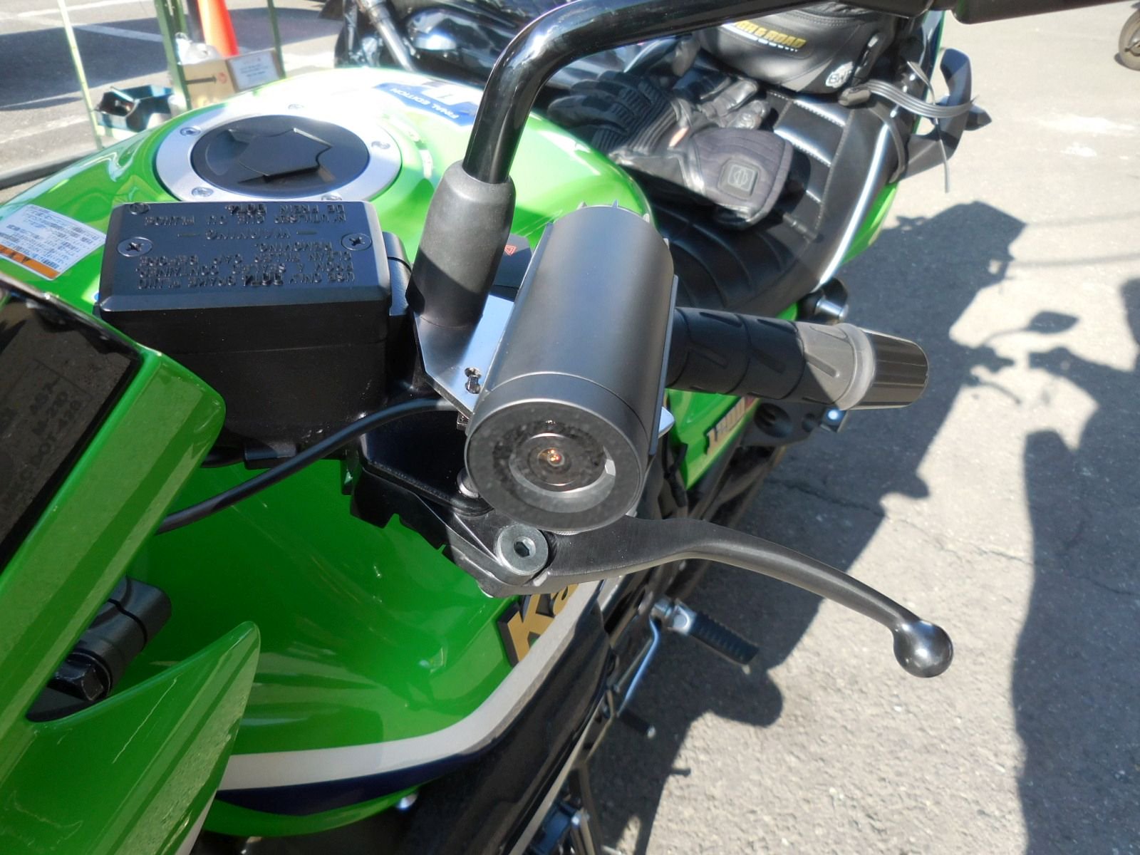 Ultraeight バイク用ドライブレコーダーの取り付け ハンドルに取り付けるのは車種によらず難しいようで 付属のステーを使ってこのようにミラー ステーに取り付けるのが基本とのこと エンジンonで録画に入る 購入したのはユピテル製のもの 取り付け工賃