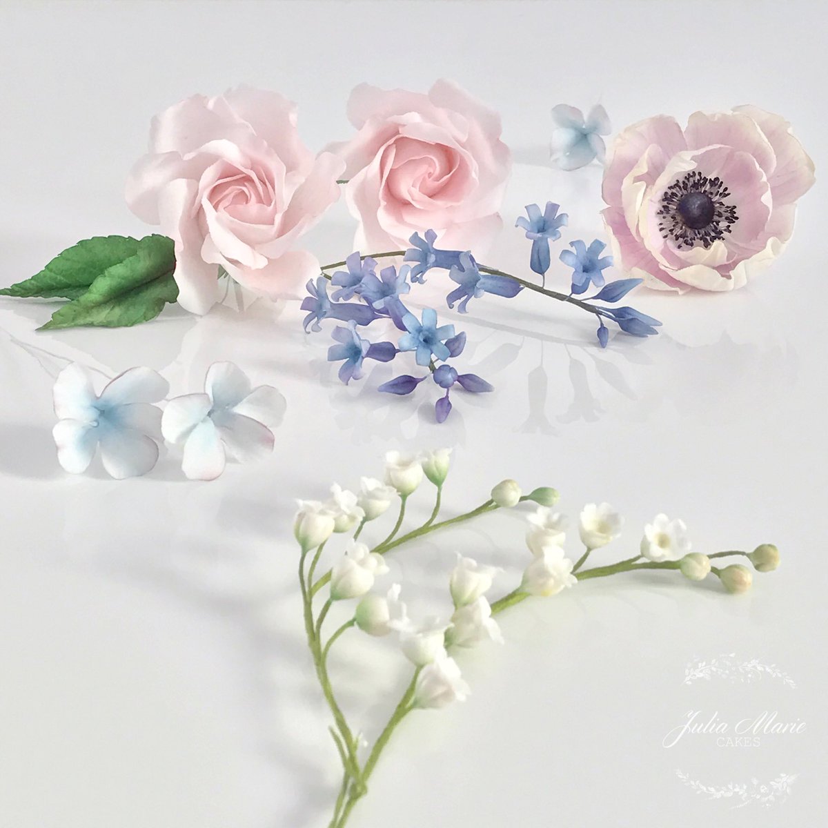 JuliaMarieCakes's tweet photo. Some Sunday morning flower arranging 🌸 #sugarflowers #sugaranemone #sugarrose #lilyofthevalley #bluebells https://t.co/Lgw2bdVLRh
