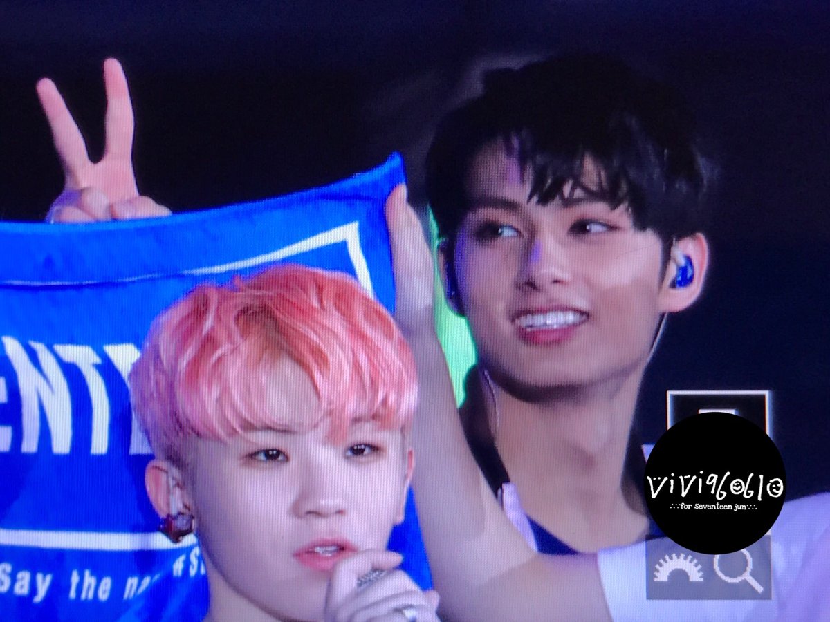 vivi960610's tweet photo. 170218 고베콘서트 #SEVENTEEN #세븐틴 #문준휘 #文俊辉 #JUN #준 #우지 ✌️❤️ https://t.co/ze9HNx8eEo