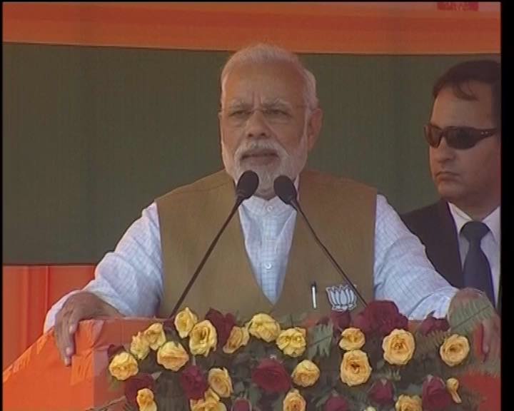 ABPNews's tweet photo. #UPPoll2017: '@yadavakhilesh has lost the game', says PM @narendramodi
#UPElection2017 #UttarPradeshElection2017
https://t.co/WLrWUasUkl https://t.co/qunPytpFf4