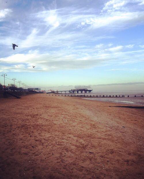 Beautiful blue <a href="/LincsSkies/">Lincolnshire Skies</a> making an appearance over #Cleethorpes this morning #HappySunday 👌🏼