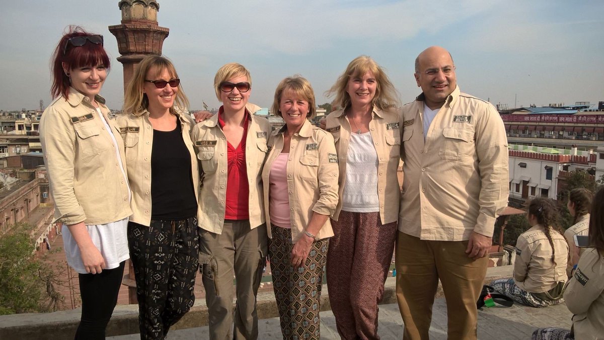 SheffieldHigh's tweet image. A bit of peace on the rooftops overlooking Old Delhi yesterday; today started with a Tuk Tuk ride! #India #SheffieldGirls'