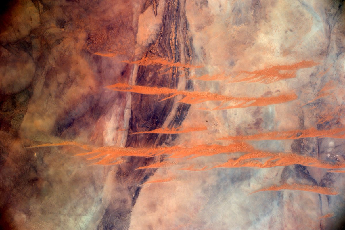 Qu’on ne vienne pas me dire que ce n’est pas de l’art! Par contre, il faudrait trouver un cadre de 100kmx100km… #DesertArt #Sahara