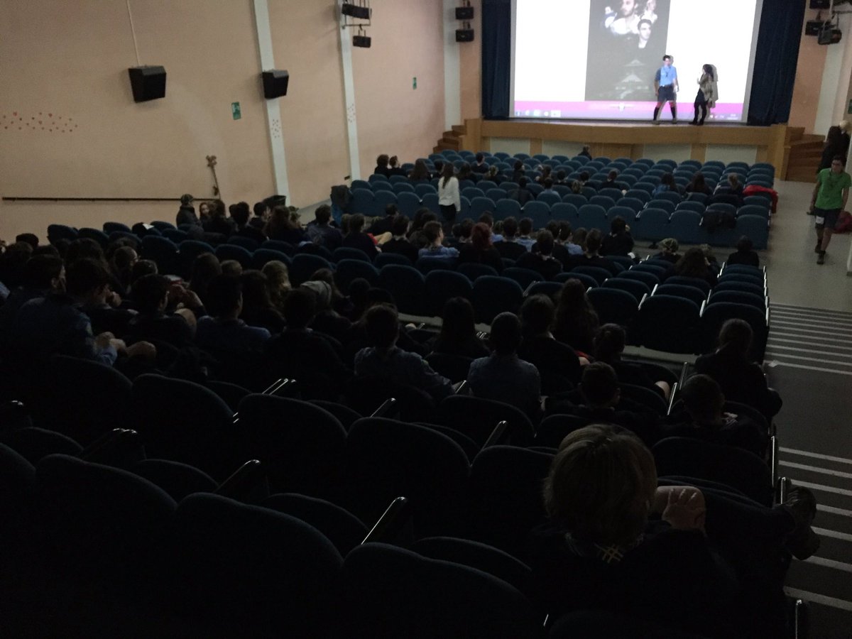 agescivr3's tweet photo. Visione dei trailer finita ora la giuria si ritira per deliberare i migliori attori del nostro #seretofilmfestival https://t.co/wUoygTuSVS