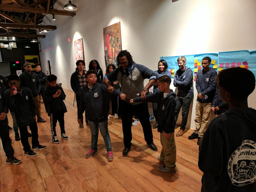 EricaNwankwo's tweet photo. @Qeyno's #UbuntuHack, kids and tech professionals collaborate to design apps that address conflicts between communities of color and police. https://t.co/fSA17K7W7I