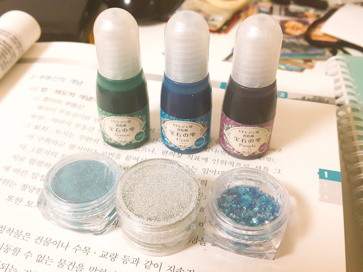 공방주인분들 중에서 이 아이들 데려가실분 계신가요😂 일본 도큐핸즈에서 데려왔습니다. 
1.레진 염료이고 색상은 초록.파랑.보라색 있습니다. (파디코 사 제품)
2. 파란 펄,실버 펄, 마지막은 필름지 처럼 빛 받으면 여러 색을 띄어요!

DM주세요😘