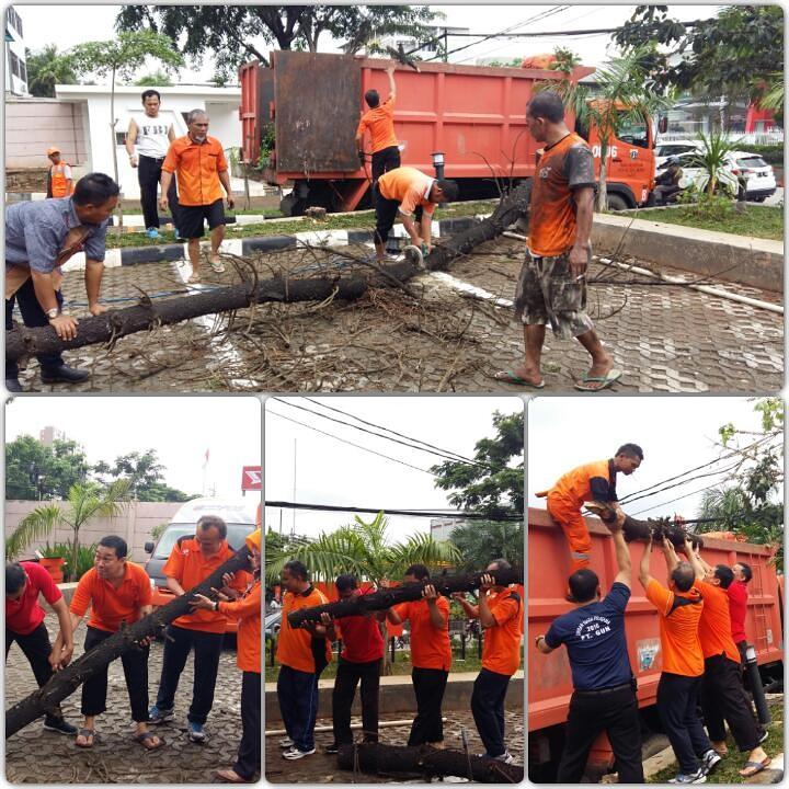 KantorPosJKB's tweet image. Kantor Pos Jakarta Barat Peduli Kebersihan. @PosIndonesia  #PosBergerak #PosBergerakReg4