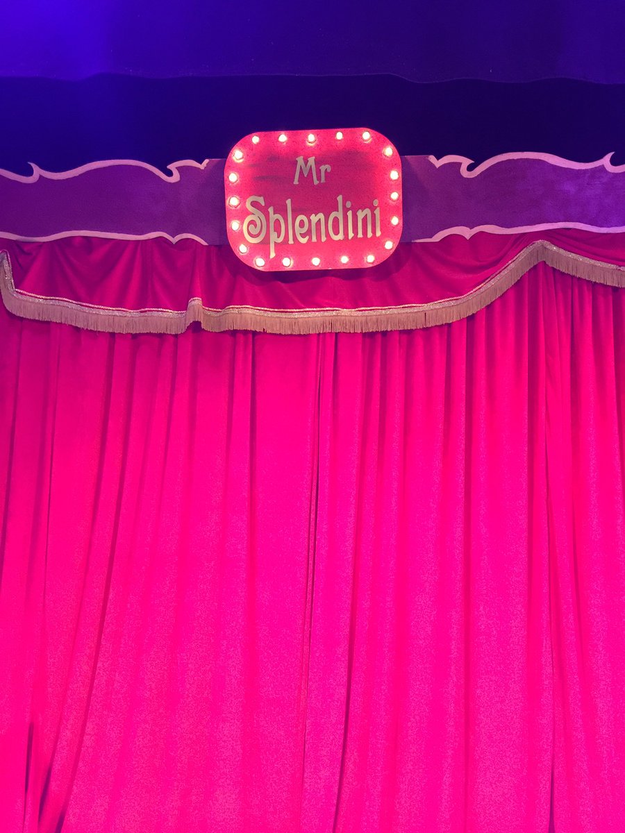 A les 12:00h una nova funció de diumenges de #màgia #enfamília al <a href="/teatredelraval/">Teatre del Raval</a> Extra extra! Avui el show de #MrSplendini  ! 🎩🐇
