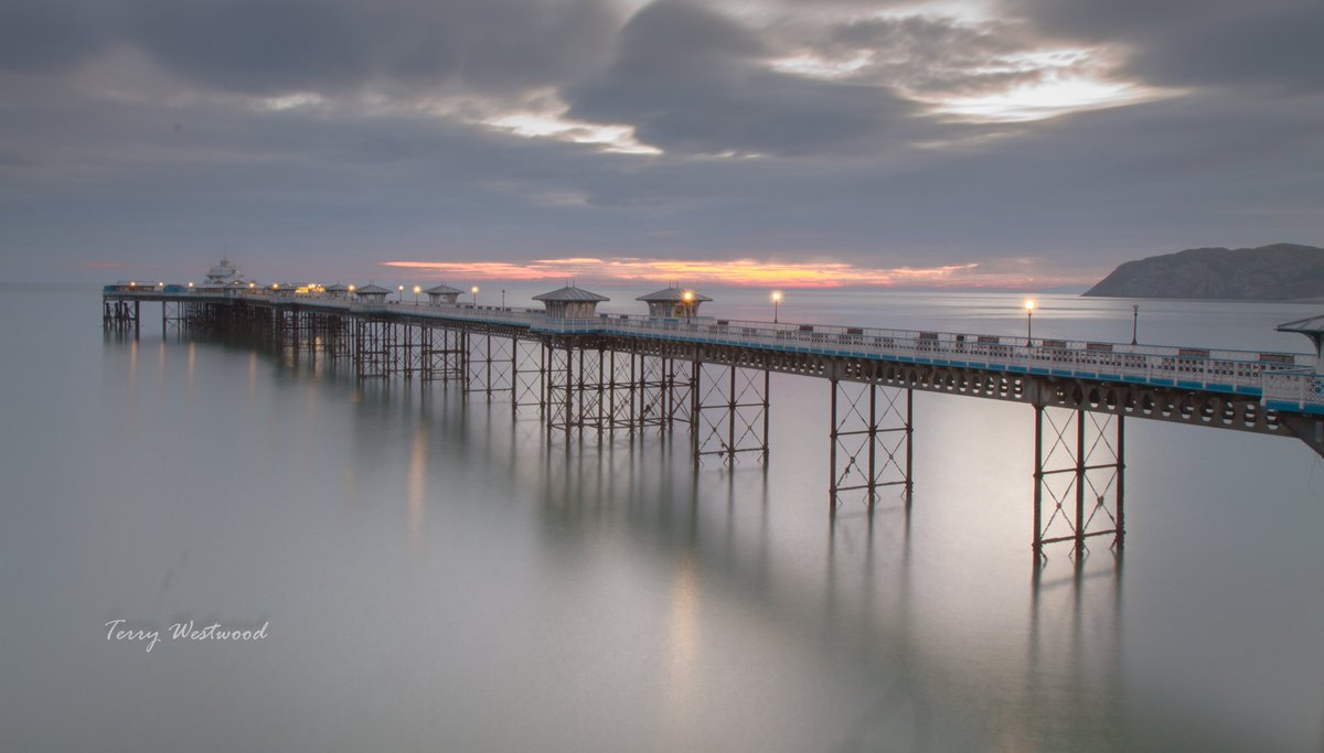 ItsYourWales's tweet photo. Terry catches some great #welshreflections at Llandudno Pier courtesy @WestwoodTerry https://t.co/ZCHPegNhbV