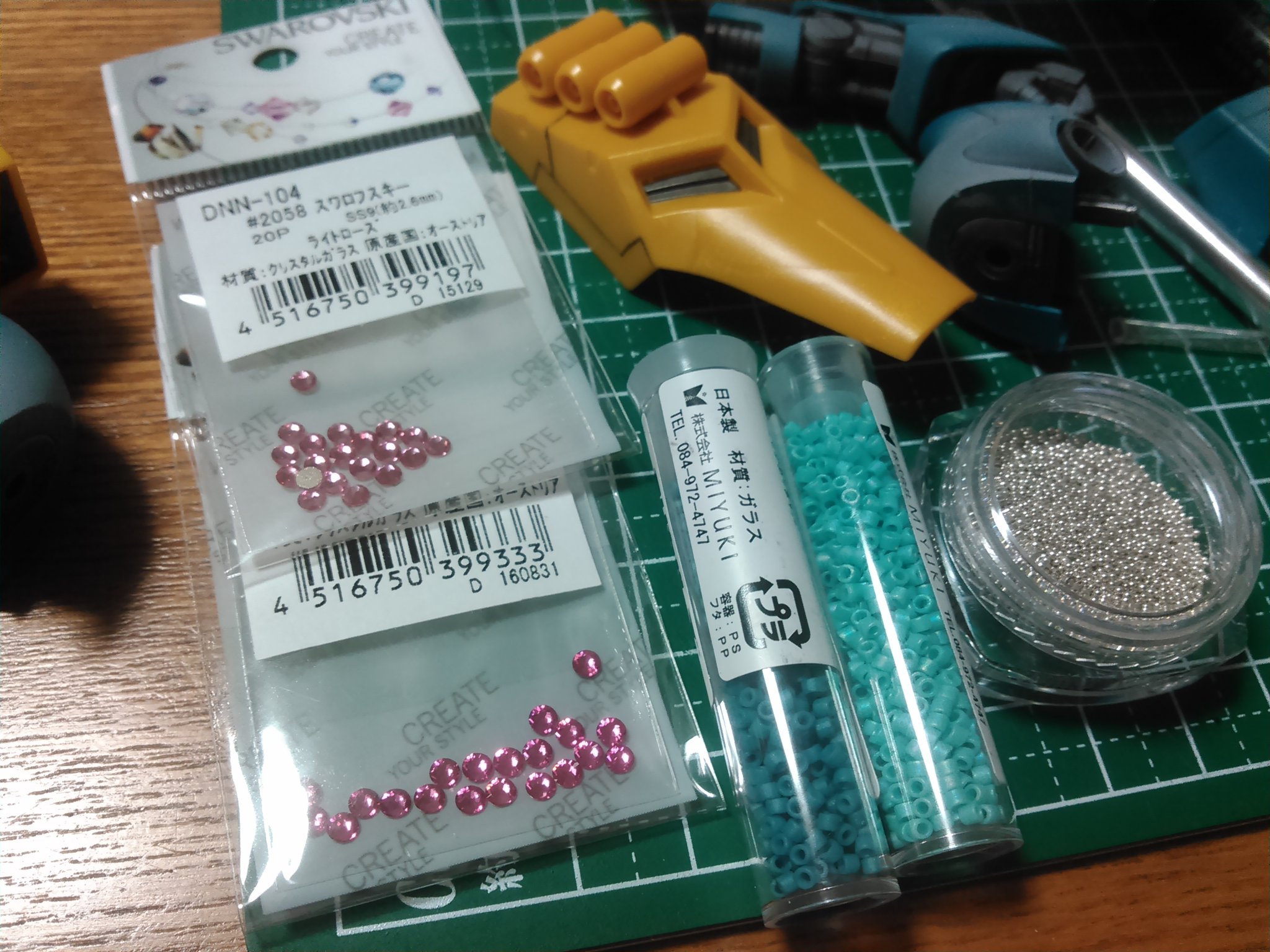 ふる 今日の購入品 ボールは１ミリ穴だとスカスカ落ちるんで 濃いめエナメル乗せて埋め込む 接着かコンマ８と９のドリル買う デリカビーズは無塗装派にも似たような成形色探せたら メタル程主張しないのがグッ 後はひたすら椎茸練習 ガンプラ