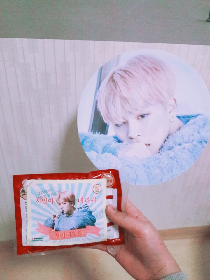 Mungi_0309's tweet photo. @JIMIN_UNION #지민아데파줘 안녕하세요 지민유니온님!오늘 나눔급하게하셔서 많이힘드셨죠ㅠㅠ수고하셨어요😊 핫팩과부채 잘챙겨주셔서 감사드리고 부채너무이쁨니다ㅠㅠ❤��님 정말사랑해요❣ https://t.co/NN2wSQ3Ngy