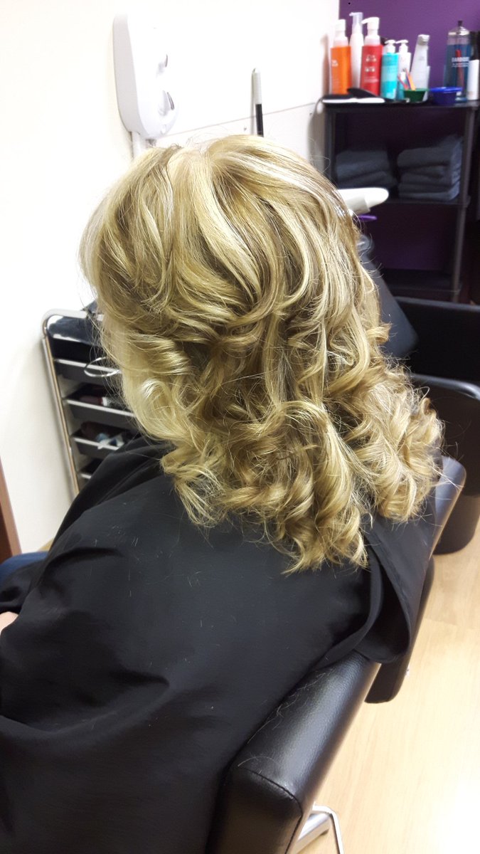 Traceyredshoes's tweet photo. Hard at work In the salon #funhairday https://t.co/oXPwSCJojG