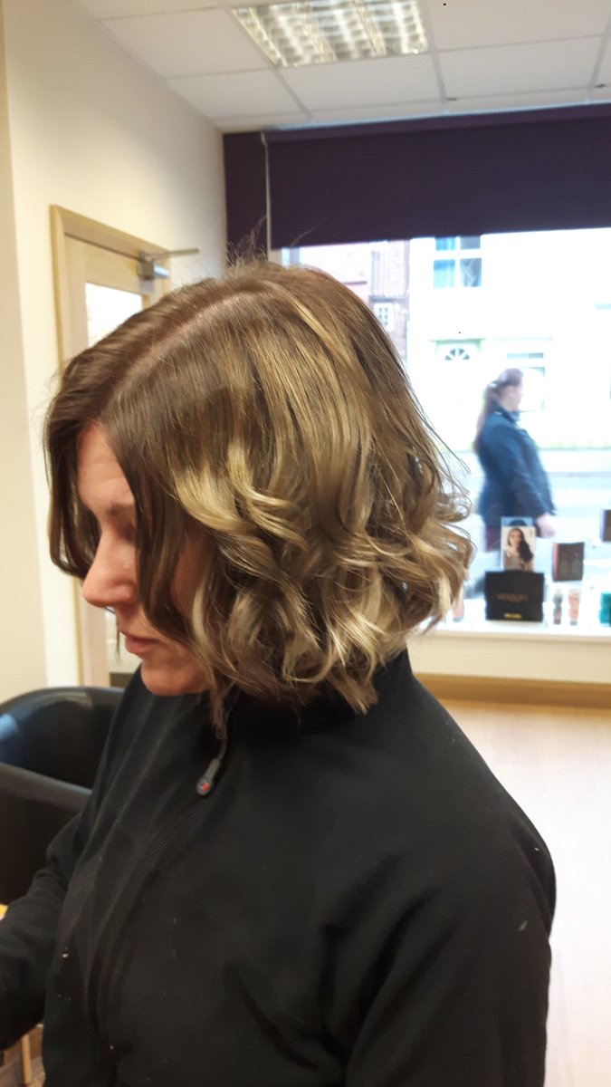 Traceyredshoes's tweet photo. Hard at work In the salon #funhairday https://t.co/oXPwSCJojG