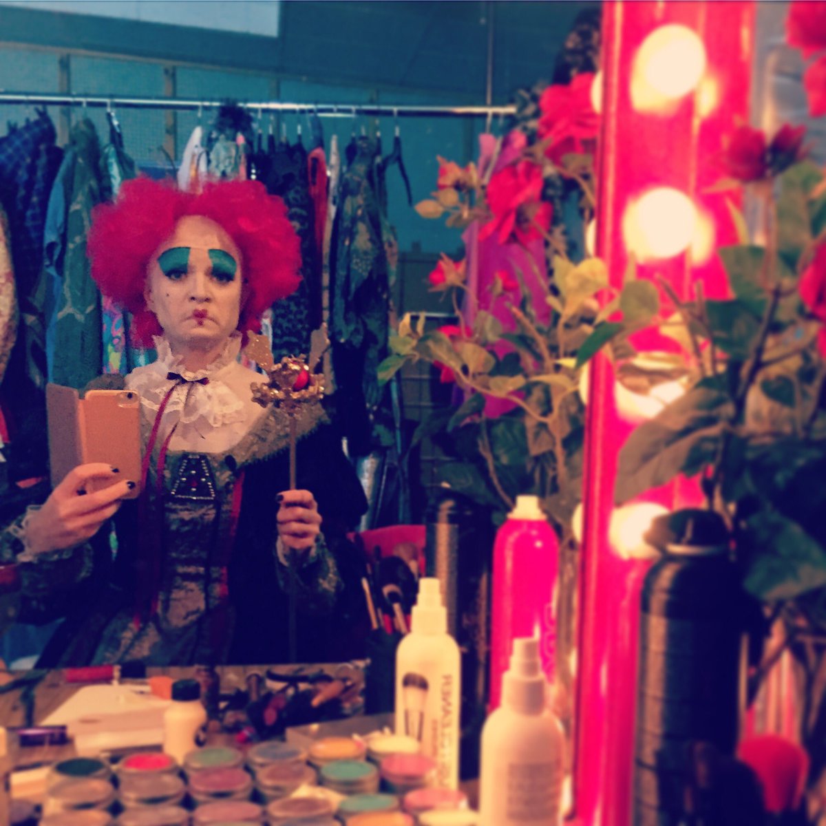 Trump, Selfies och nättroll. Nej hörni nu drar jag tillbaka till Underlandet!👋😤ADJÖ!/ Röda drottningen #superlördag #superförvandlingen