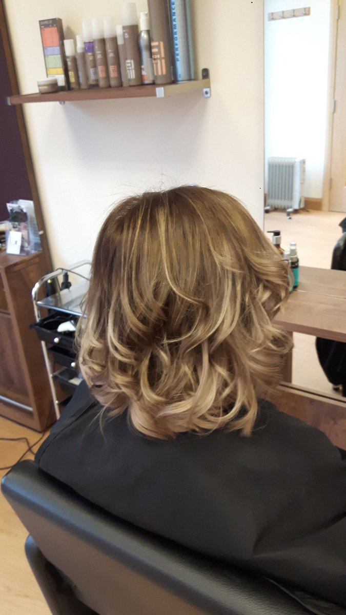 Traceyredshoes's tweet photo. Hard at work In the salon #funhairday https://t.co/oXPwSCJojG