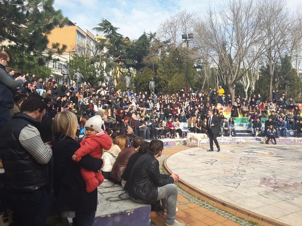 .<a href="/bahcesehir/">Bahçeşehir Uni (BAU)</a> üniversitesi'ndeki görevine son verilen prof. dr. <a href="/suheylbatum/">Süheyl Batum</a> istanbul beşiktaş abbasağa parkı'nda öğrencilere ders verdi.