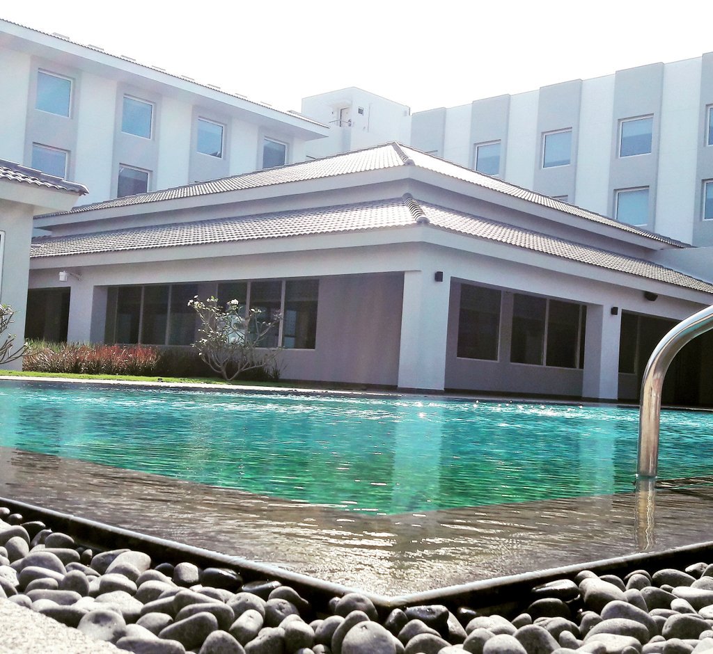 shetty_asd's tweet photo. Casual click at the Poolside on a sunny afternoon #shadesofwater #hyattplacerameswaram #explorerameswaram #holycity https://t.co/pQu2rbVQcL