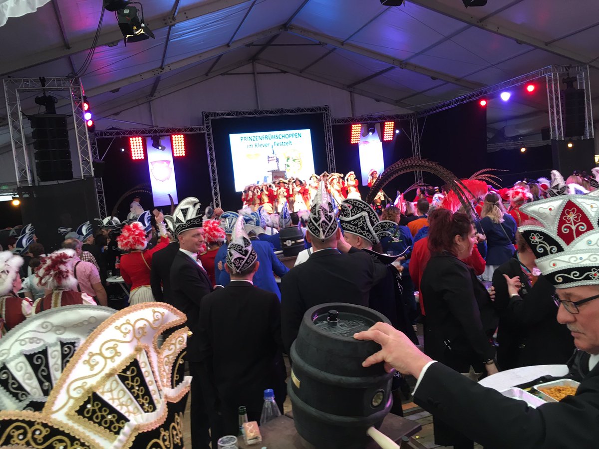 wesindwerdor's tweet photo. #Wesindwerdor #PrinzentreffenKleve #Karneval Die Party endet nie. Heute geht's weiter beim Prinzentreffen in Kleve. Wir geben alles 🎉🍾🍻 https://t.co/1C32s0dBMW
