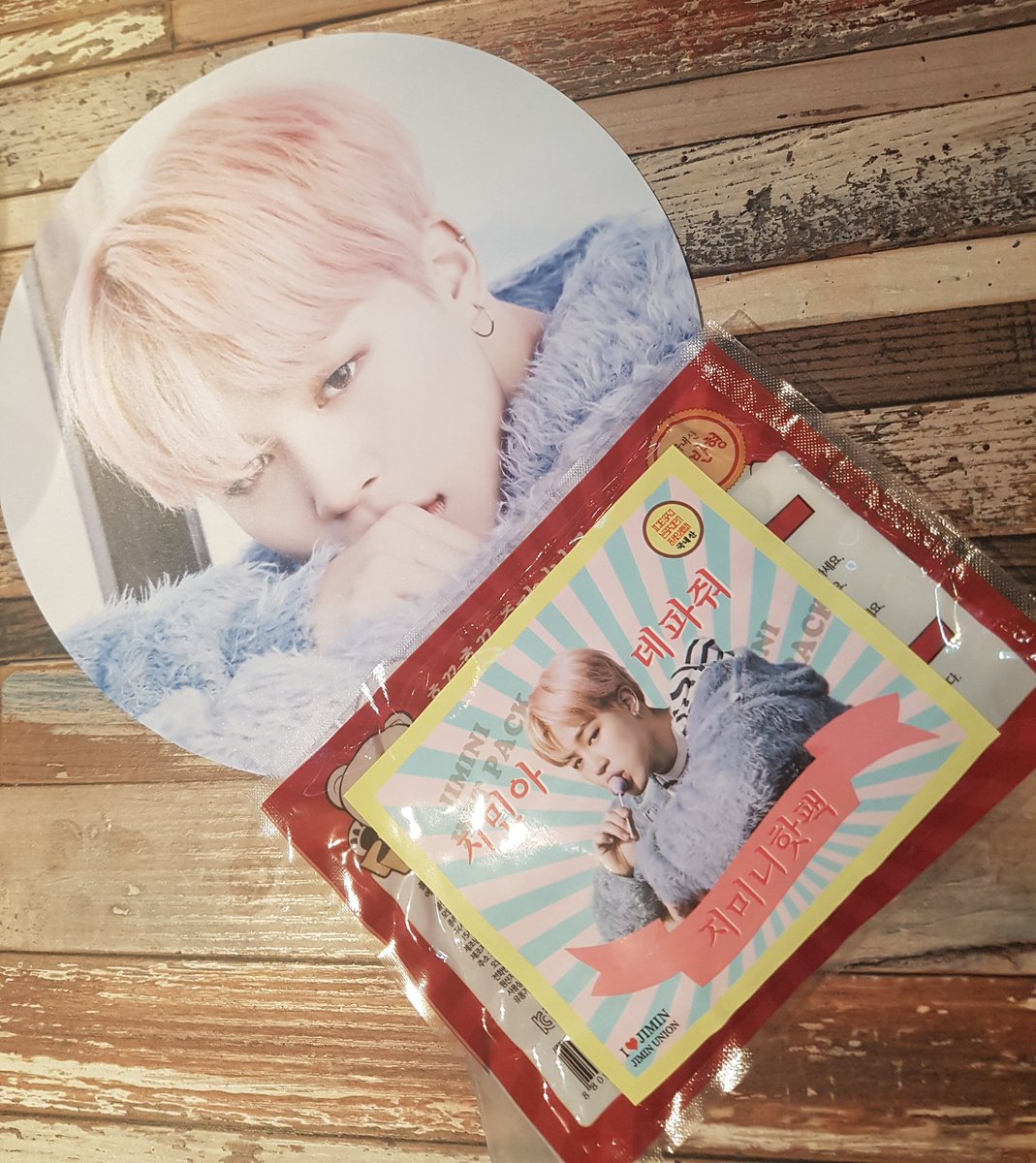 chimchim_jiminy's tweet photo. @JIMIN_UNION #지민아데파줘
덕분에 따뜻했습니다..! 부채는 넘나 이뻤구여ㅠㅠ 경호원이랑 몰려드는 인파땜에 나눔 고생하시던데 정말정말 감사합니다♡♡♡ https://t.co/NL3NM0AlCh
