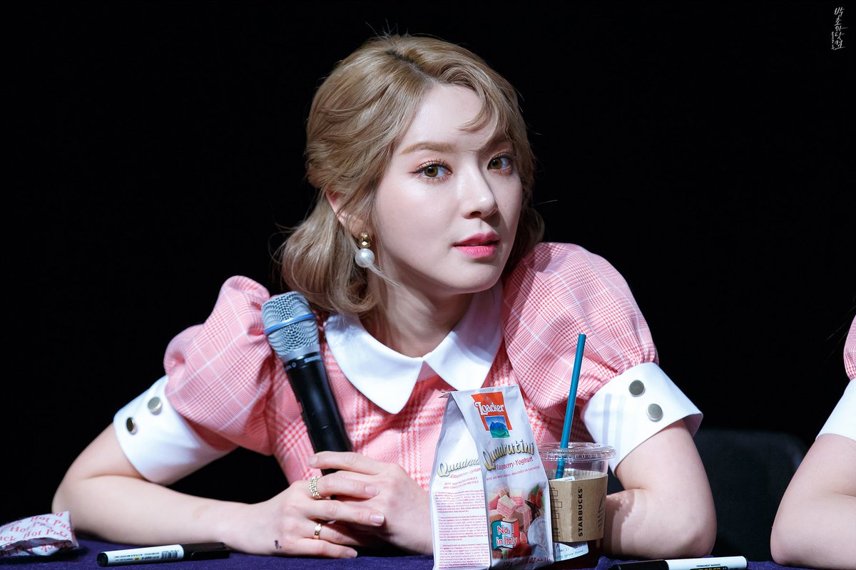 900306_com's tweet photo. 170121 AOA 1st Album [Angel’s Knock] 발매기념 강남 팬사인회 직찍 업로드!
#초아 #CHOA #AOA #EXCUSE_ME
#BING_BING 
@Official_AOA
https://t.co/ojfLNqd8cA https://t.co/JepHkxzJmS