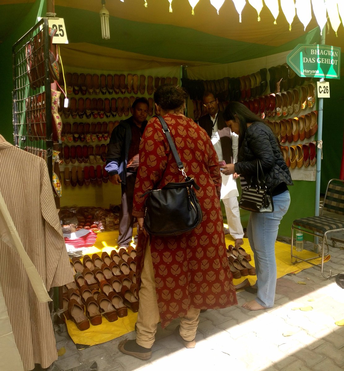 dastkar_delhi's tweet photo. Happy customers & #sufi singers at #BASANTBAZAAR
16th-27th February, 11am-7pm
Nature Bazaar, Andheria Modh #delhi https://t.co/YleGxYMBcG