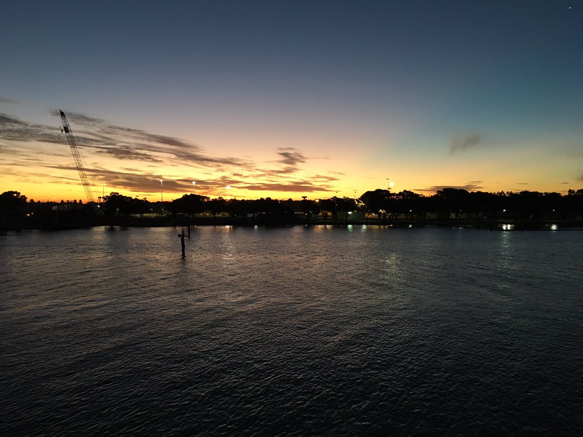 constmedia's tweet image. Sometimes you just have to admire what nature gives to you, absolutely free of charge!! #mandurahsunset