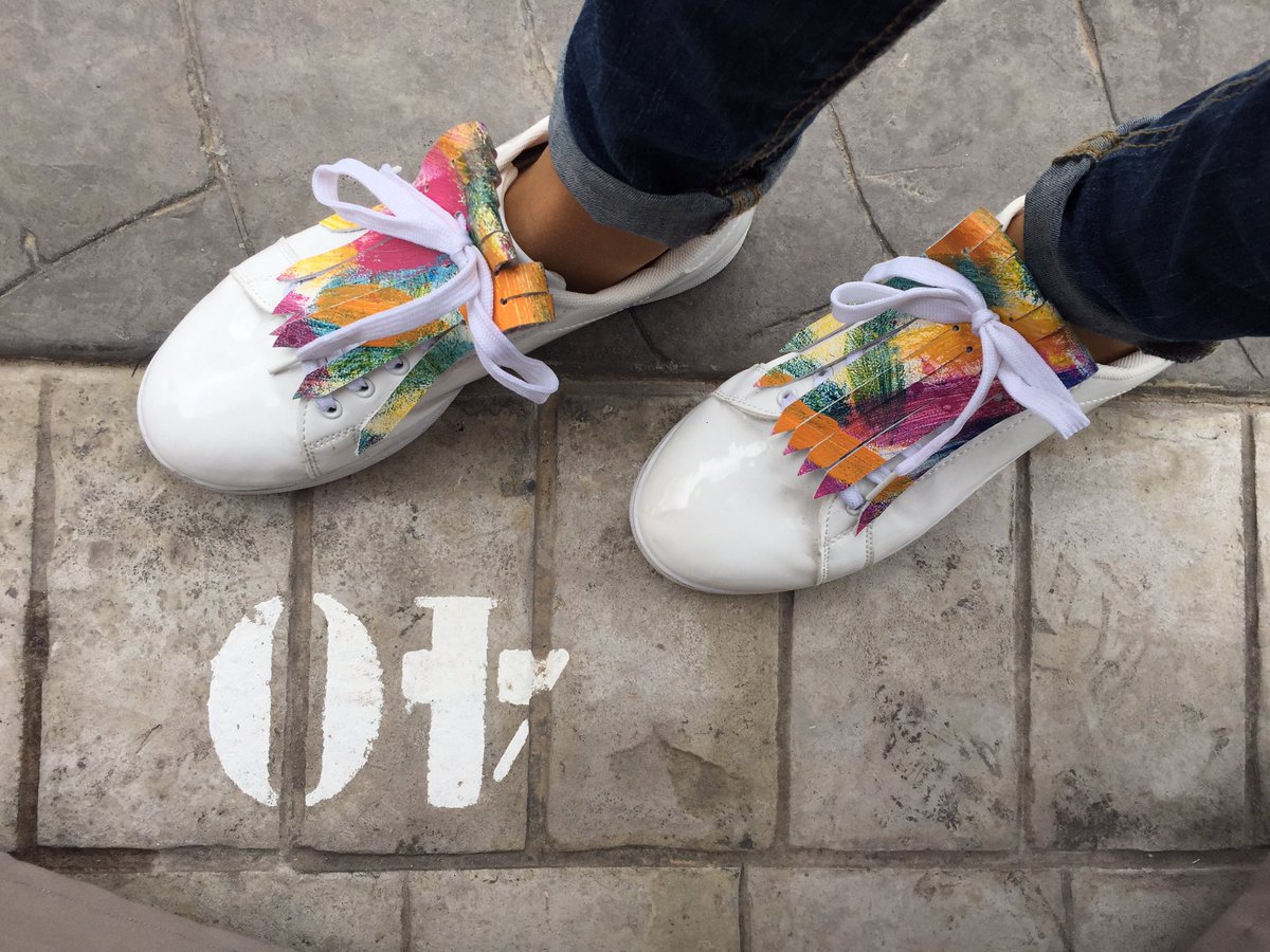 XingularDesign's tweet photo. Os enseñamos novedades en flecos pintados a mano #soyxingular  y tú calzado también @Stardivarius_ @AlmaModaAldia @aldara_rey @anagdcs https://t.co/pIsQaXyiZI